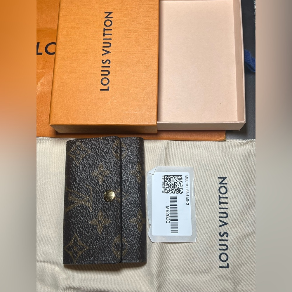 AUTHENTIC AND NEW LV wallet and keyholder